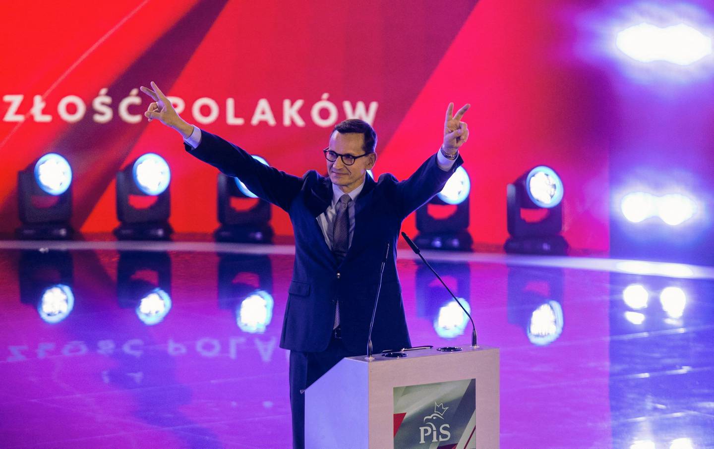 Polens statsminister Mateusz Morawiecki vinker til tilhengere på et arrangement.