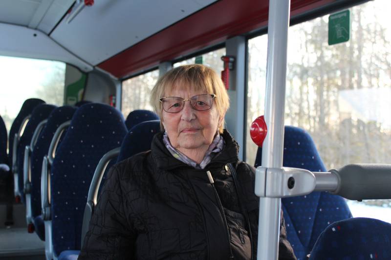 MÅ TA TAXI: Kirsten Friis Nilsen (80) er en av mange Jeløy-beboere som er oppgitt over busstilbudet på Framnes. FOTO: PAUL NORBERG 