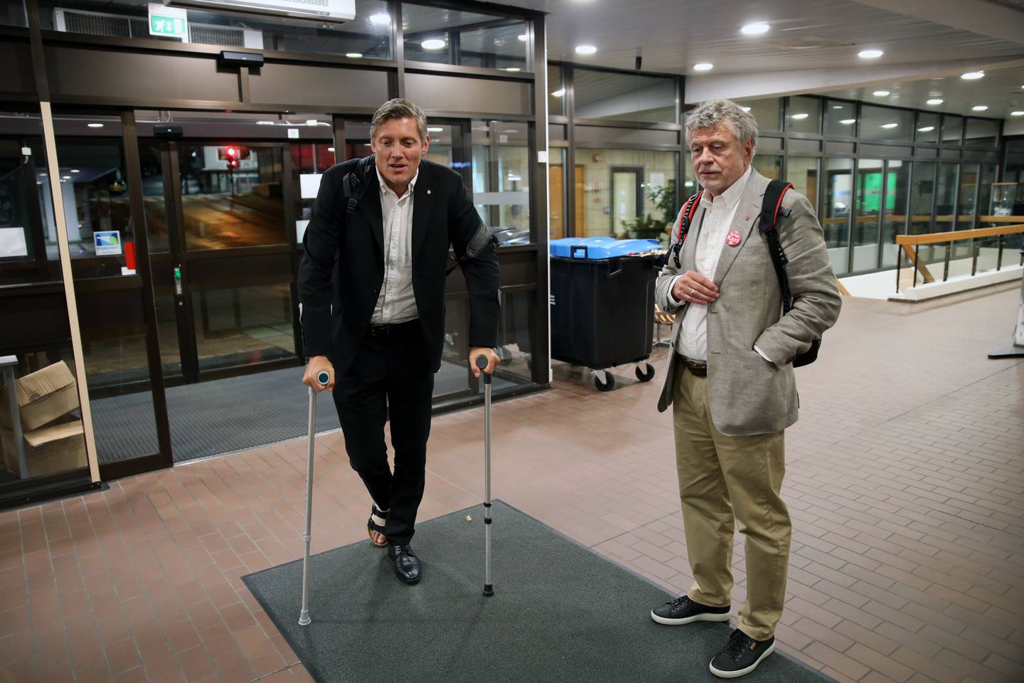 Arbeiderpartiets gruppeleder og valgkampleder Dag Mossige og Stavanger Aps leder Arild Michelsen etter nattlig møte mellom de rødgrønne.