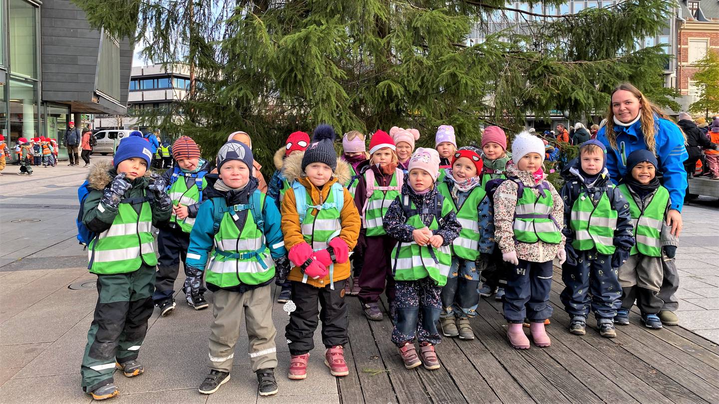 Barn fra Tørkopp FUS barnehage på tenning av julegrana på Stortorvet i Fredrikstad 17. november 2022.