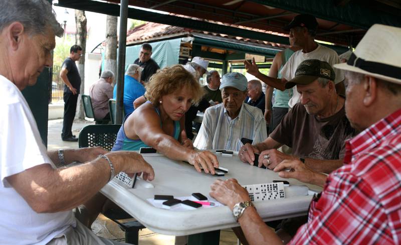 Aleida Lorenzo og de andre eksilcubanerne i dominoparken i Little Havanna i Miami har lite tiltro til politisk endring på Cuba. FOTO: HEIDI TAKSDAL SKJESETH