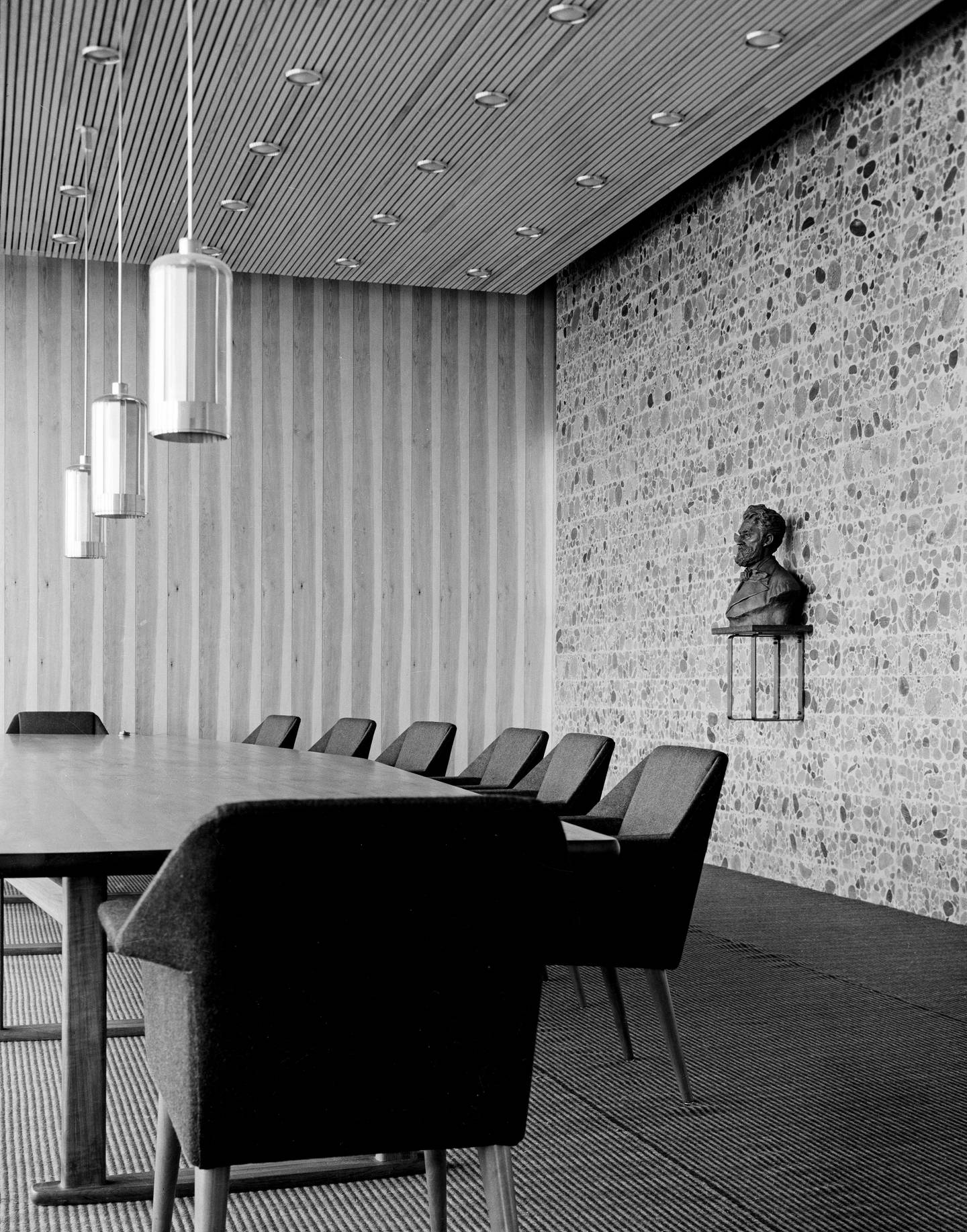 Interiørfoto fra møterom i Høyblokka i Regjeringskvartalet.
Skrevet på filmen; Sønnico nr. 108 *** Local Caption *** Viksjø, Erling, arkitekt (1910-1971)
