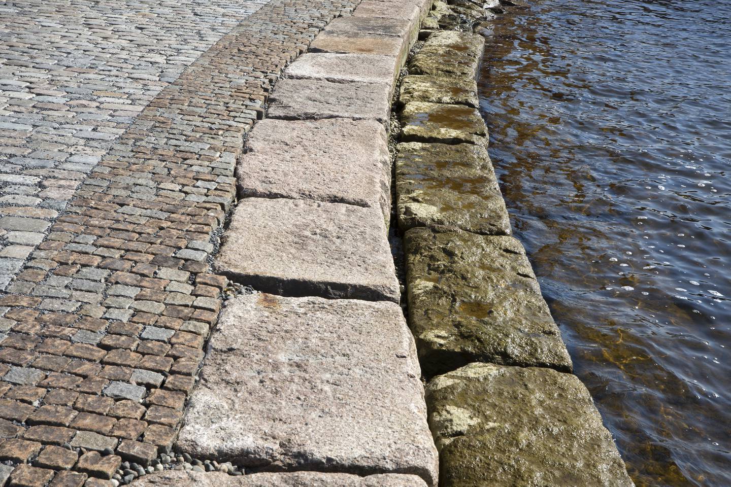Brosteinen ble først brukt i Bergen, og deretter har den blitt brukt i København. De større steinene, som trappa ut i havet består av, er blant annet fra kaiområdet hvor stranda ligger nå, jernbanebruer og gamle låver.