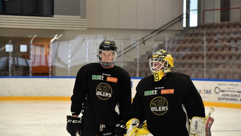 Dennis Sveum (t.v) og Jonas Wikstøl under Oilers sin frivillige trening på tirsdag. Foto: Kristoffer Knutsen
