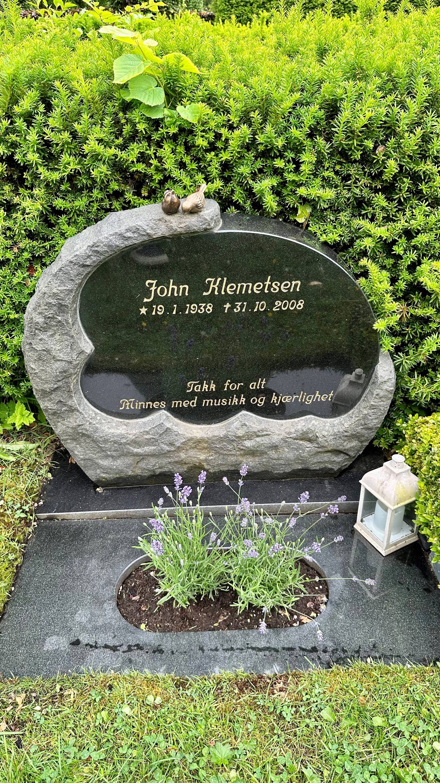 Graven til John Klemetsen har fått frastjålet blomster flere ganger. Sønnen, Ole Klemetsen, og resten av familien har fått nok.