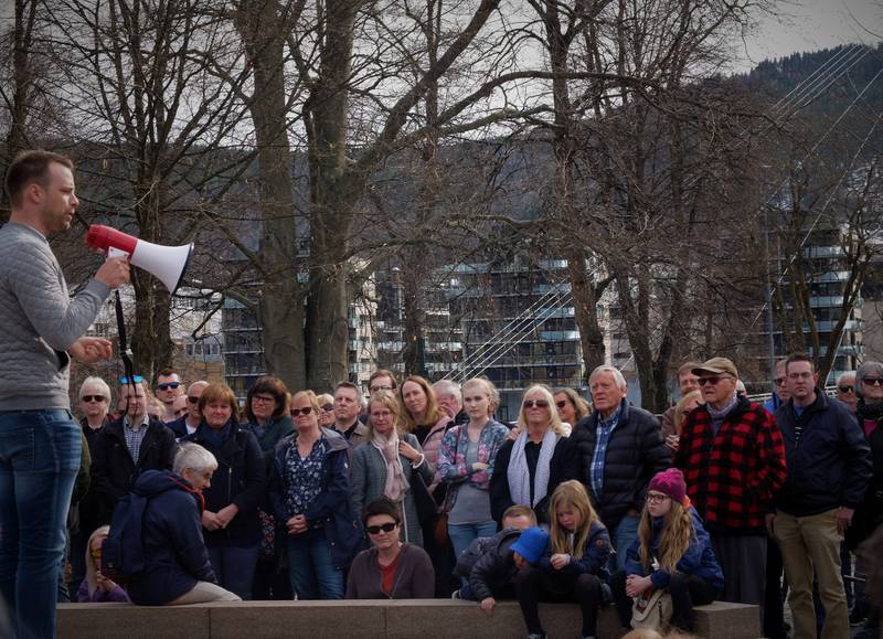 Motstandere samlet seg: Søndag samlet folk seg til punktdemonstrasjon mot Buskerudbypakke 2 i byparken. Stortingsrepresentant Jon Helgheim (Frp) har argumentert mot Buskerudbyen fra første stund i bystyret. FOTO: KATRINE STRØM