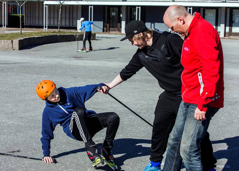 Simen Hauge Andreassen (13) får hjelp av lærer Jone Gjertsen til å komme seg på beina. Til venstre Arne Thorsen-Eie. Foto: Roy Storvik