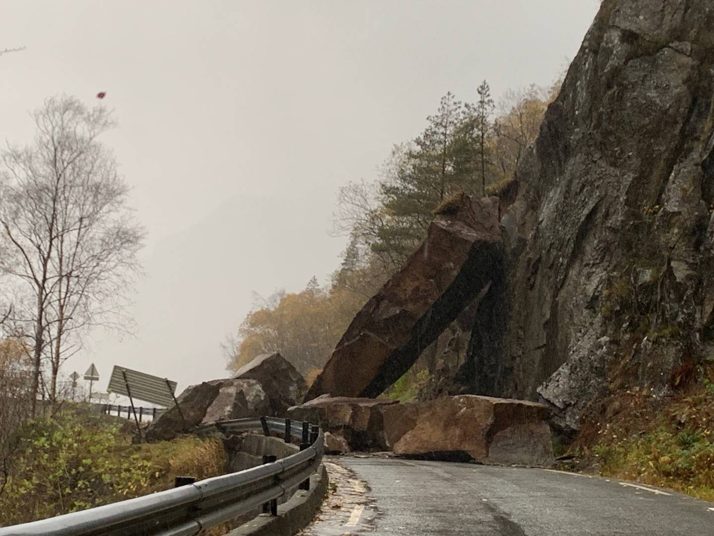 Vedlikeholdet av de eksisterende veiene innebærer mange utfordringer for Statens vegvesen, blant annet som følge av skred og ras. I slutten av oktober så det plutselig slik ut ved Lovraeidet i Rogaland.