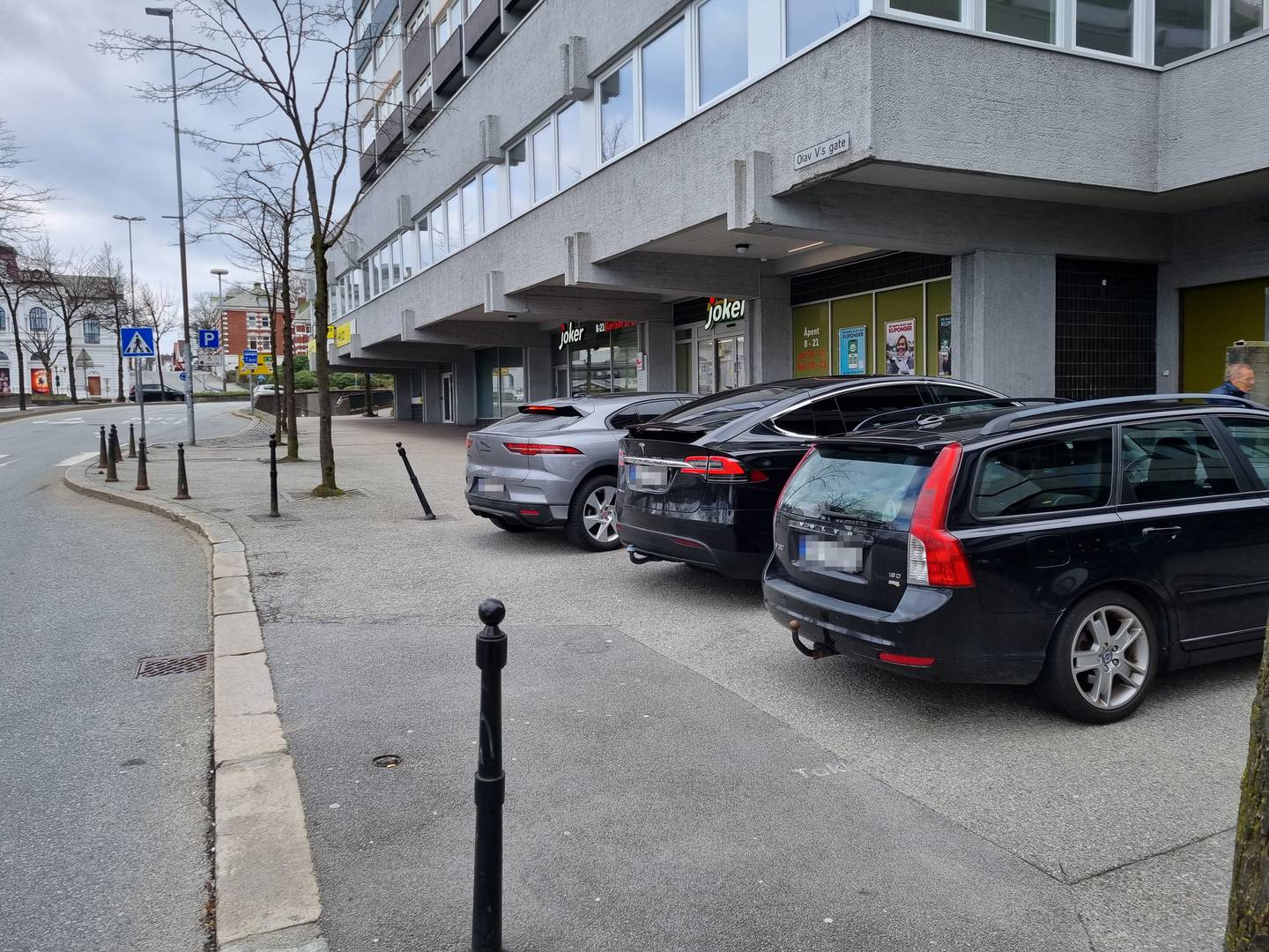 Utenfor vakt-apoteket i Olav Vs gate får mange parkeringsgebyr.