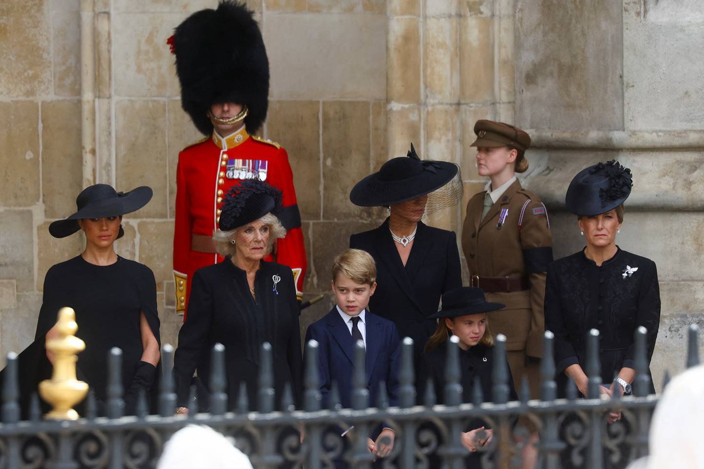 Dronning Camilla, prinsess Catherine,  Meghan hertuginnen av Sussex, prins George og prinsesse Charlotte under begravelsen til dronning Elizabeth.