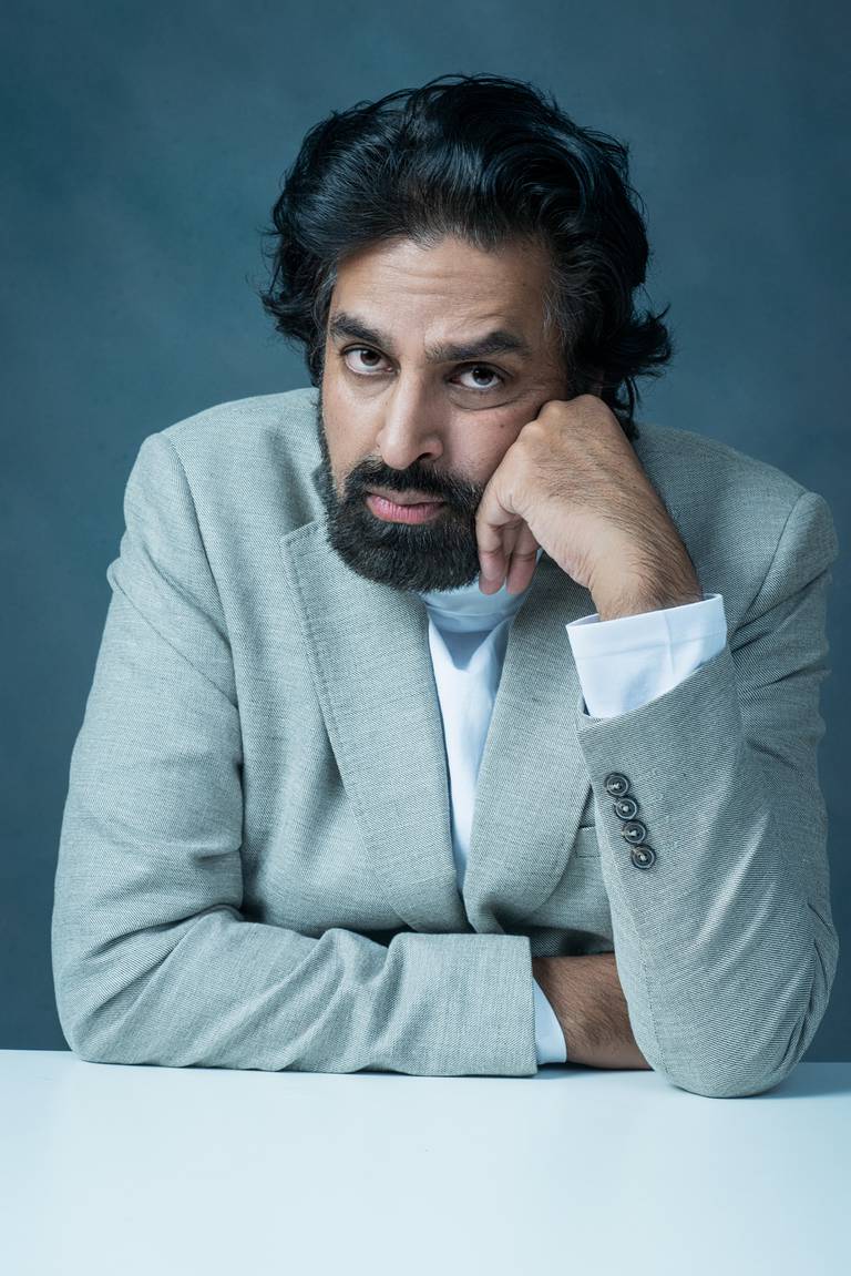 Komiker og skuespiller Zahid Ali gjør det skarpt i debuten som krimforfatter med boka «Svaber – en vaskeekte detektiv.