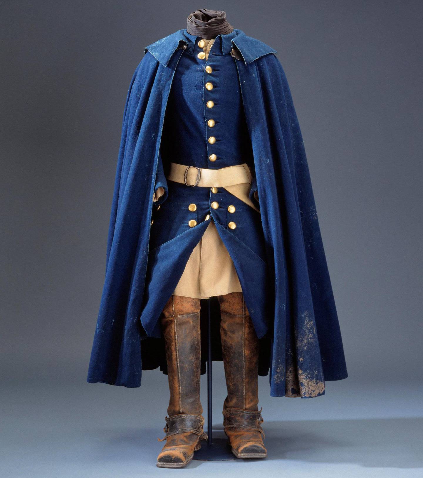 Karl XII kledde seg nøkternt, nærmest som en menig soldat. Kongen skiftet uniform samme dag som han ble drept, etter å ha båret den forrige i en knapp uke. Fortsatt ser man spor av norsk gjørme nederst på den blå kappen. FOTO: Livrust-kammaren