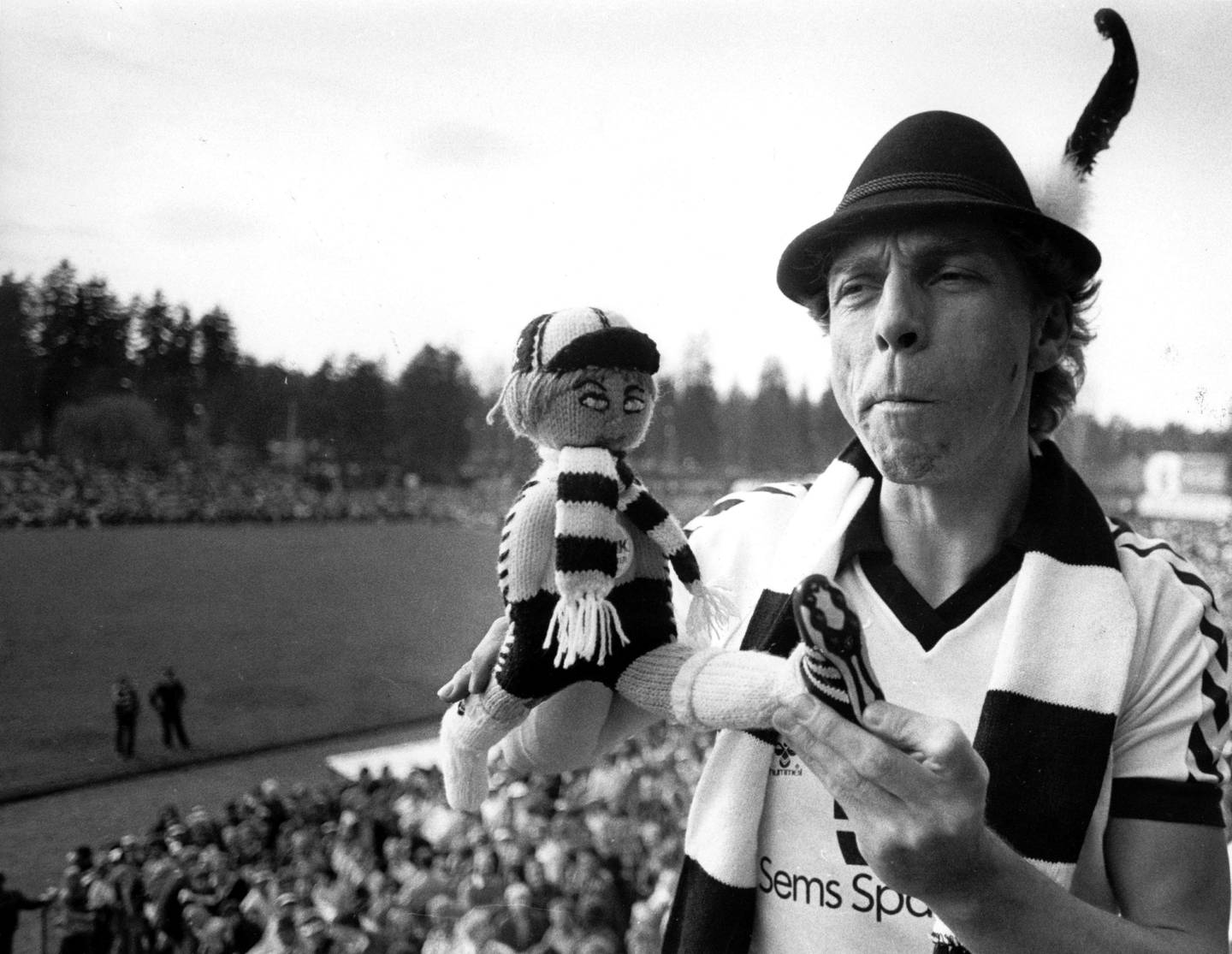 Tønsberg19830424 . Fotball, Eik - HamKam.
Eiks supporter Jahn Teigen med Eik-drakt  og maskot. Og med fjær i hatten. 
Foto: Hans Due/SCANPIX