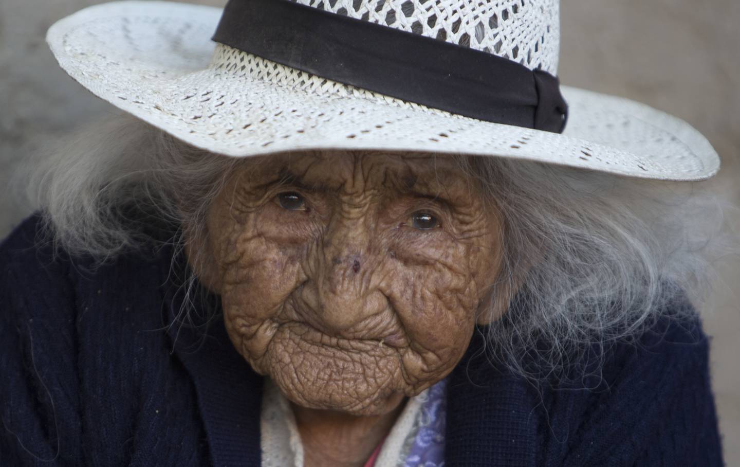 På dette bildet fra 23. august 2018 ser 117 år gamle Julia Flores Colque inn i kameraet mens hun sitter utenfor hjemmet sitt i Sacaba i Bolivia. Ifølge det nasjonale identitetskortet hennes ble Flores Colque født 26. oktober 1900 i en gruveleir i de bolivianske fjellene. Med sine 117 år og drøyt 10 måneder er hun den eldste kvinnen i Andeslandet og kanskje den eldste nålevende personen i verden.