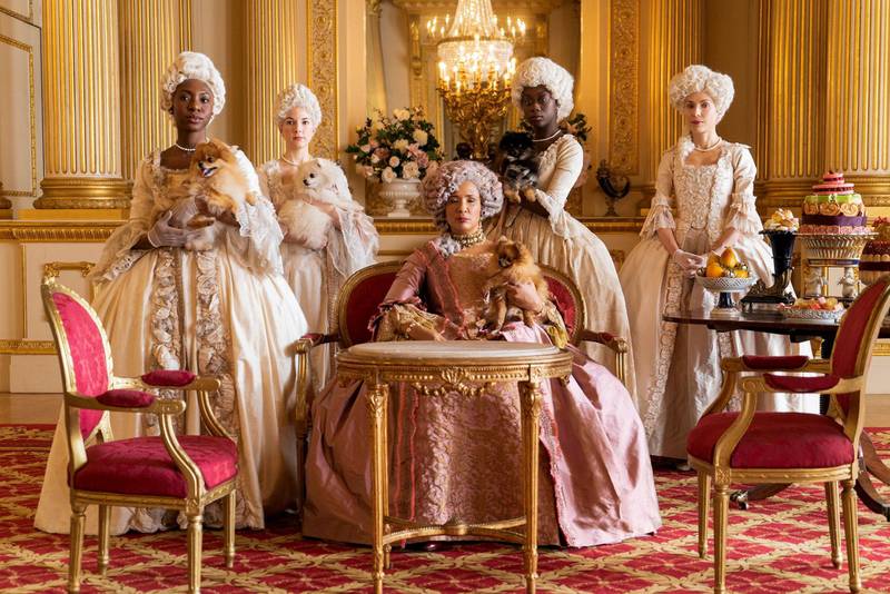 Romjulas dramakvelder kan innledes med «Familien Bridgerton». Dronning Charlotte (Golda Rosheuval) regjererer i et amerikansklaget kostymedrama lagt til Londons overklasse på 1810-tallet hvor det ikke spares på noe. Foto: Netflix