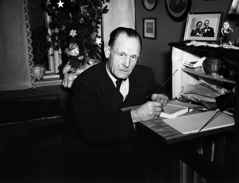 SMUGLER, TJUV OG MOTSTANDSMANN: Johannes Sigfred Andersen, alias «Gulosten» (1898–1970), signerer sin egen versjon av virkeligheten, «Vi kommer oss», i 1947. FOTO: TH. SKOTAAM/AKTUELL/NTB SCANPIX