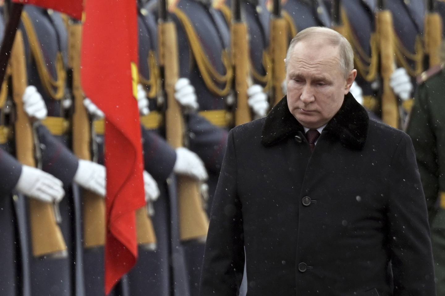 Vil Russlands president Vladimir Putin påvirkes av sanksjonene som så langt er innført? Det er et av spørsmålene i Ukraina-krisen nå. Her er Putin på en seremoni ved Den ukjente soldats grav i Moskva onsdag.