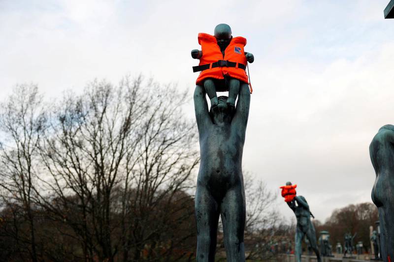 En av mange aksjoner i år fra gruppa som jobber for at regjeringa skal hente flere barn til Norge. Statuer i Frognerparken er ikledd redningsvester med navn og alder på barn i Moria flyktningleir. Foto: Jil Yngland / NTB