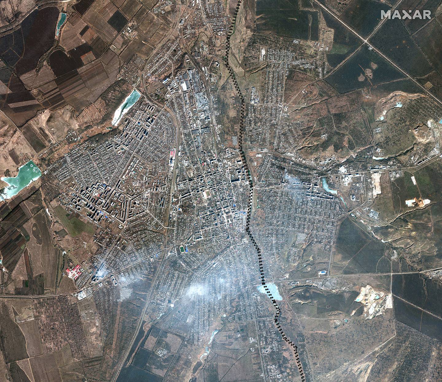 Et satellittbilde av byen Bakhmut datert 6. mars. På dette stadiet av slaget kontrollerte ukrainske styrker det meste vest for elven Bakhmutka (markert i svart).
