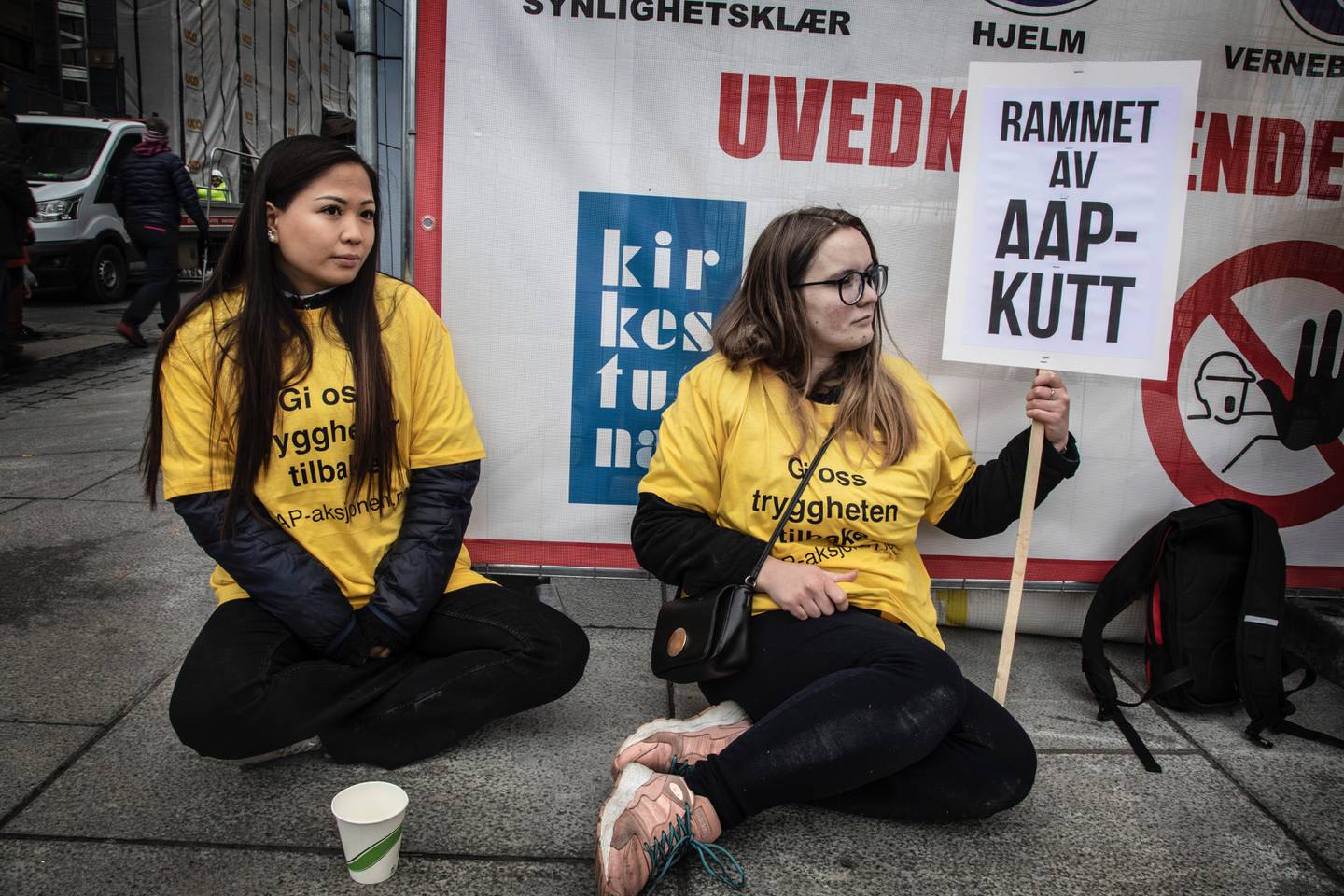 Ina Hansen (25) mener saken trenger mer oppmerksomhet. Kathrine Larssen (27) gikk tidligere selv på AAP. Under lørdagens demonstrasjon støtter begge to de som nå er rammet av kuttene.