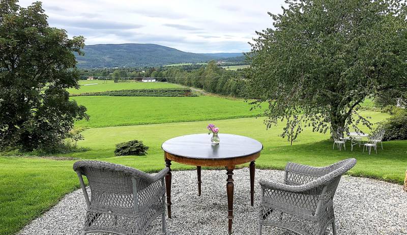Her er det godt å slappe av og nyte Liers grønne utsikt, eller rusle en tur i den store hagen på gården.
