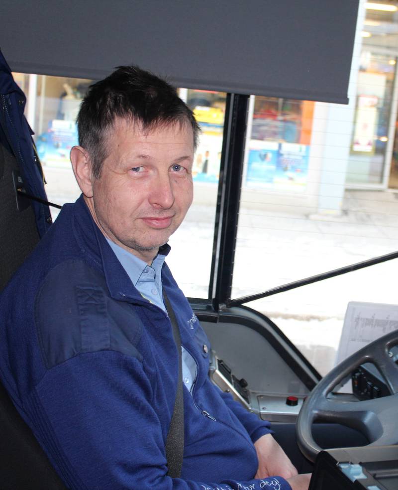 Bussjåfør Rene Molenar merker at mange passasjerer er irriterte over et dårligere busstilbud på Søndre Jeløy. FOTO: PAUL NORBERG