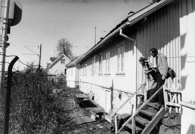 Trehusbebyggelsen i Mosseveien lå svært tett på jernbanen. NSN kjøpte husene på begynnelsen av 1900-tallet, men solgte dem etter hvert til Oslo kommune. Som igjen solgte dem til husokkupanter i 1984. Her er et par av beboerne i 1979.