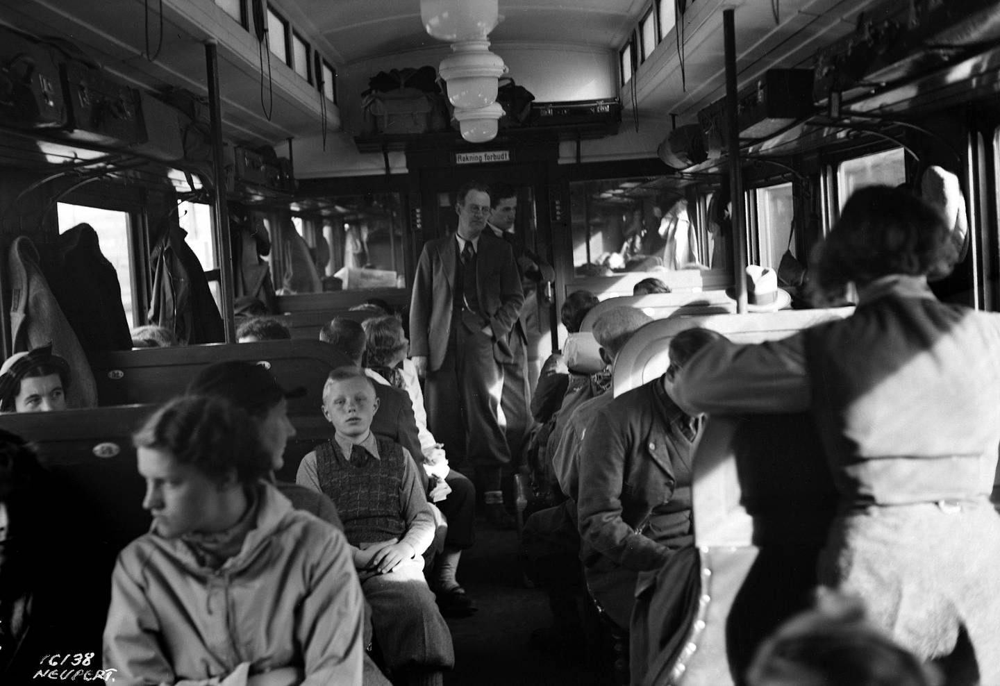 Før privatbilene ble allemannseie kunne det være trangt om plassen på togene, noe dette bildet fra 1930-tallet viser.