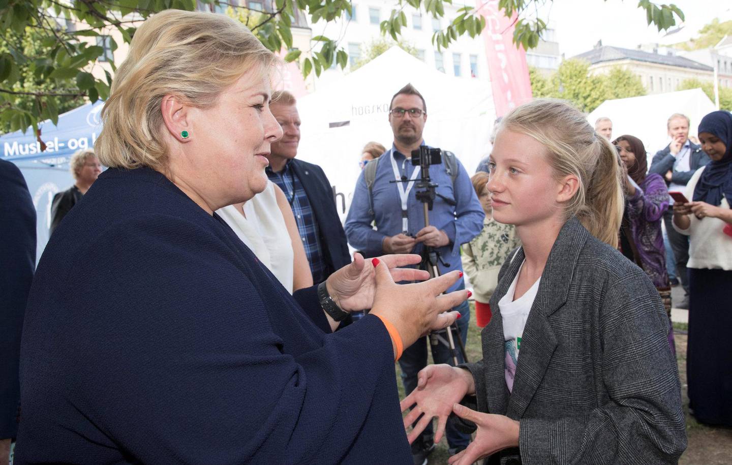NORSK FORBILDE: Også klimaengasjementet til 14 år gamle Penelope Lea, her i samtale med stats­minister Erna Solberg (H), har imponert mange. FOTO: TERJE PEDERSEN/ NTB SCANPIX
