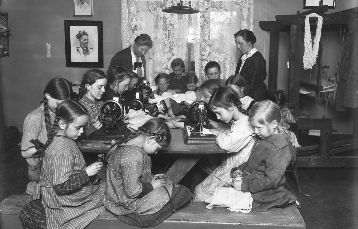 Arbeidsstue for barn i Normannsgata 8 på Kampen i 1920. Arbeidsstuene var sosiale tiltak hvor jentene lærte håndarbeid og søm og guttene annet håndverk. I 1912 var bare 12 prosent av jentene under 16 år i lønnet arbeid, mens tjue prosent av guttene var det.  Foto: Anders B. Wilse, Oslo Museum