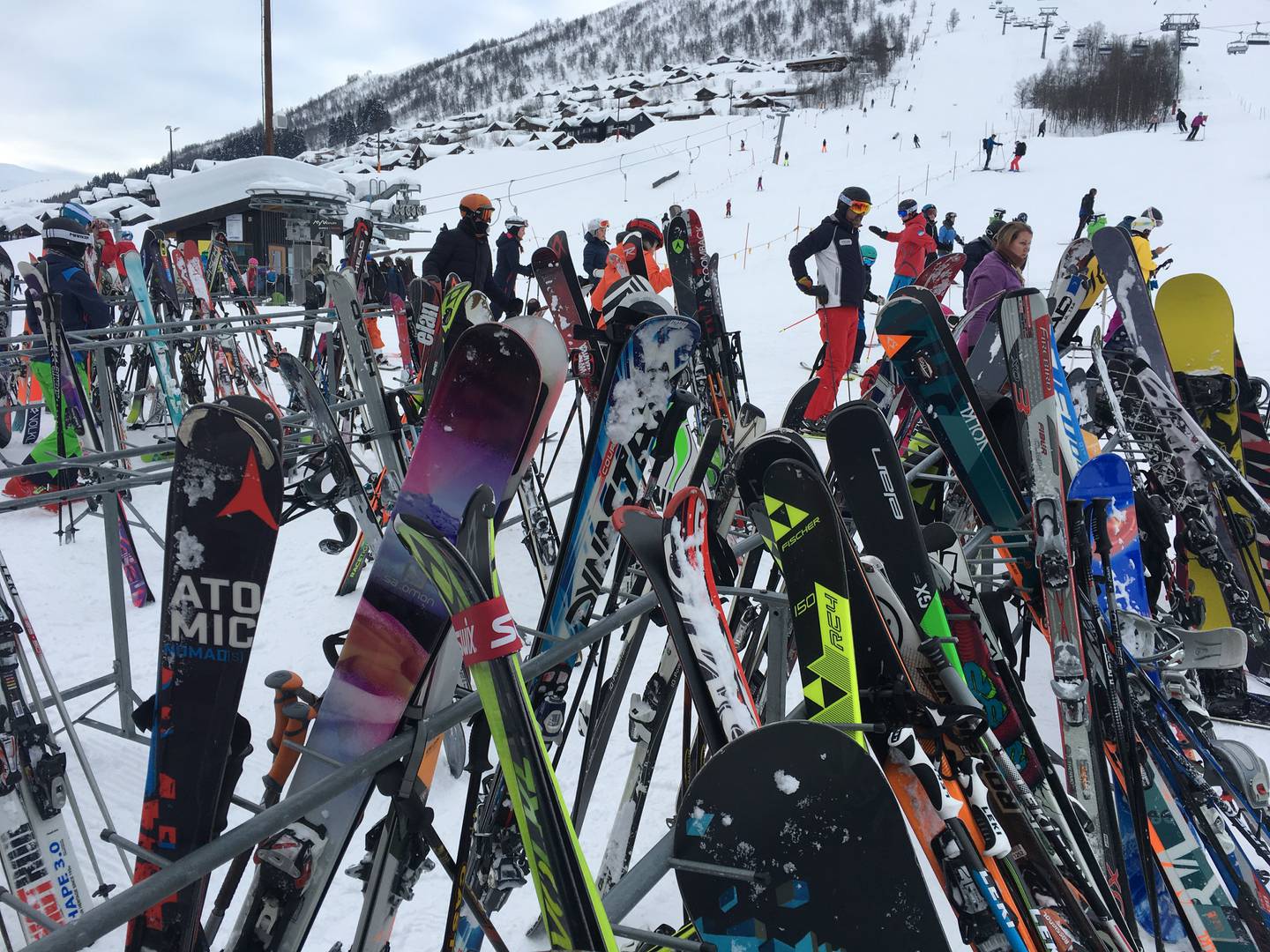 Stjålet skiutstyr eller ski som forsvinner på reisen er et vanlig problem når nordmenn skal på skiferie.