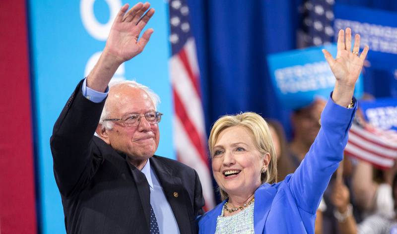 SAMMEN?: Etter en lang og bitter valgkamp, stilte Bernie Sanders seg bak Hillary Clinton 12. Juli i New Hampshire. Men en ny epost-skandale har åpnet sårene igjen. 