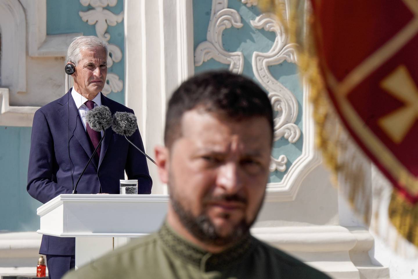 Statsminister Jonas Gahr Støre holdt tale under markeringen av Ukrainas uavhengighetsdag i Kyiv 24. august 2023. I forgrunnen står president Volodymyr Zelenskyj.