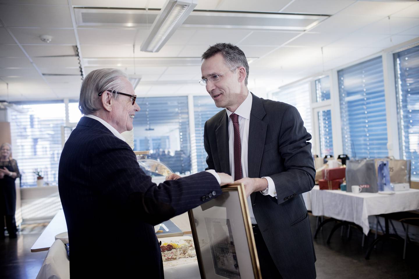 Arne Strand sammen med Jens Stoltenberg på markeringens av Strands  70 års dag.