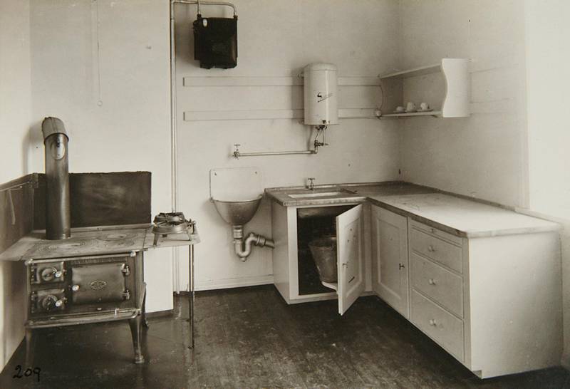 Kjøkken med innlagt vann, varmtvannsbereder og utslagsvask i Ullevål Hageby på 1920-tallet. Selv om innlagt vann ble stadig vanligere på begynnelsen av 1900-tallet, var dette fortsatt luksus for mange.