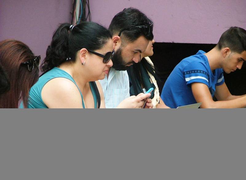 Mobiltelefoner, nettbrett og pc’er blir flittig brukt på såkalte «wi-fi-hotspots» i Havanna.