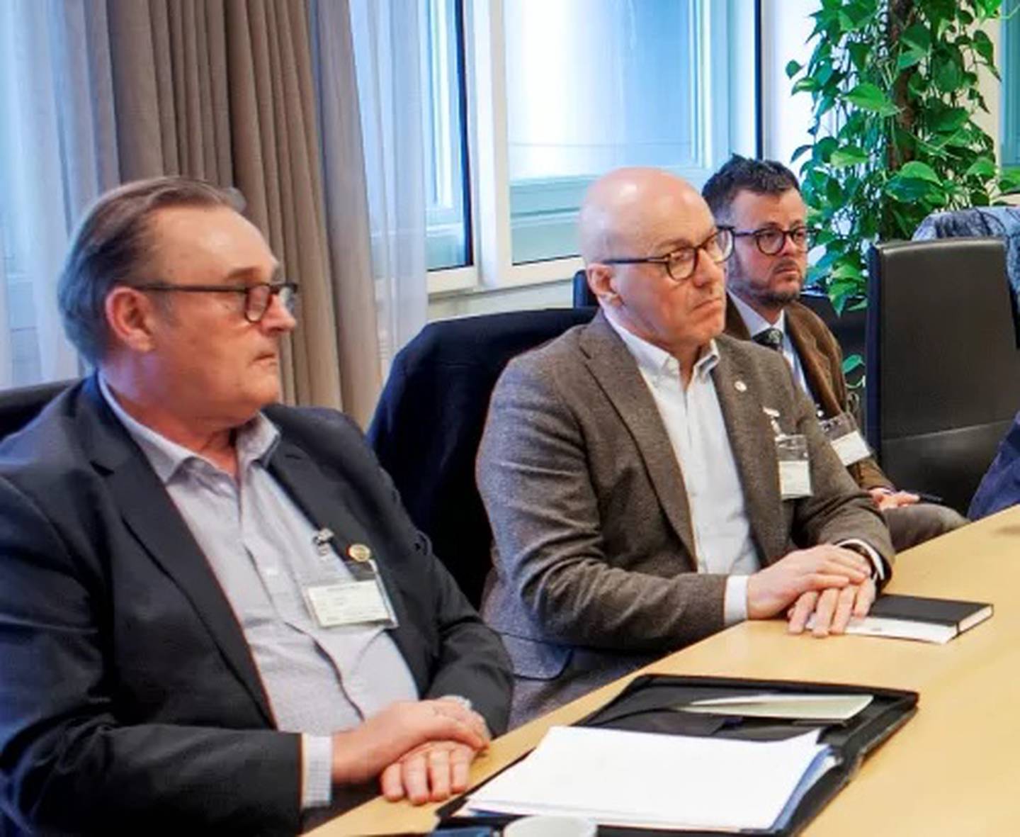 NSF-leder Kurt Inge Angell (i midten) er kritisk til forslaget til ny kriselov. Til venstre Hans Sande fra Sjøoffisersforbundet og til høyre rådgiver Stian Grøthe.