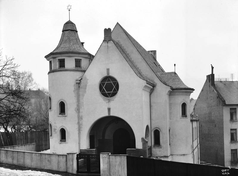 Synagogen i Bergstien 13 ble et midtpunkt i det jødiske livet i Oslo i mellomkrigstida, her avbildet før innvielsen i 1920 og før den utvendige utsmykningen var ferdig.