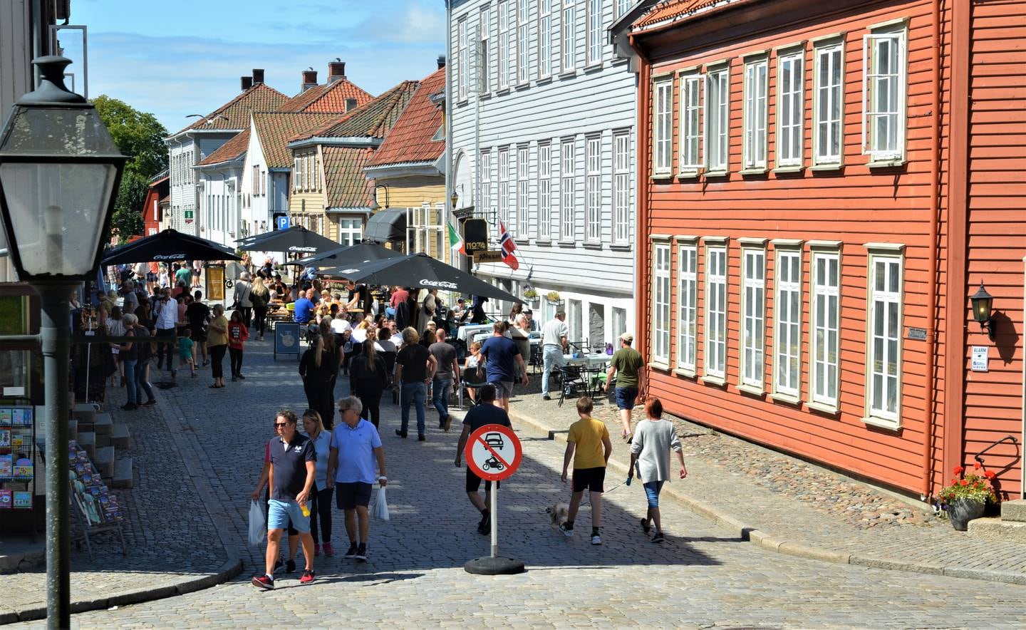 Som et av Norges mest populære turistmål viser den godt bevarte festningsbyen at den også er levende. Mange næringsdrivende melder om godt besøk og en solid omsetning de siste to årene.