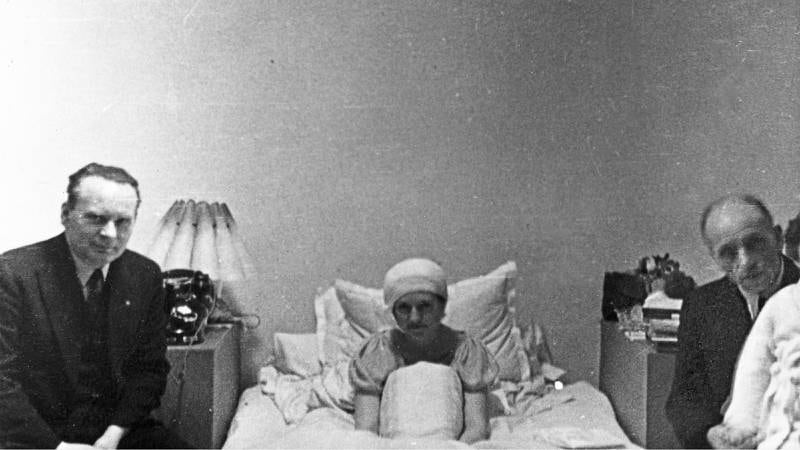 Datteren Sacha Grepp, kuttet av ukjent fotograf, på Martin Tranmæls fang. Sykebesøk hos Gerda Grepp i Paris, 1938.