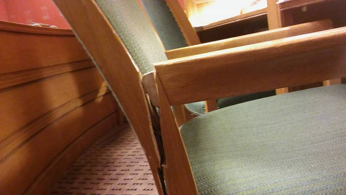 BEVISET: Her er den knekte stolen til gruppeleder Solberg