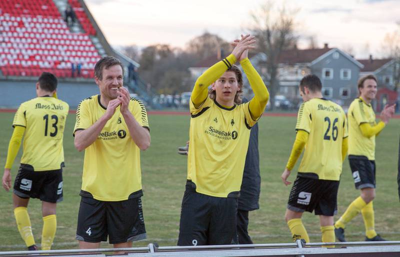 Håvard Thun (i midten) scoret vinnermålet for Moss FK i første ekstraomgang. Her med Kjetil Berge (til venstre).