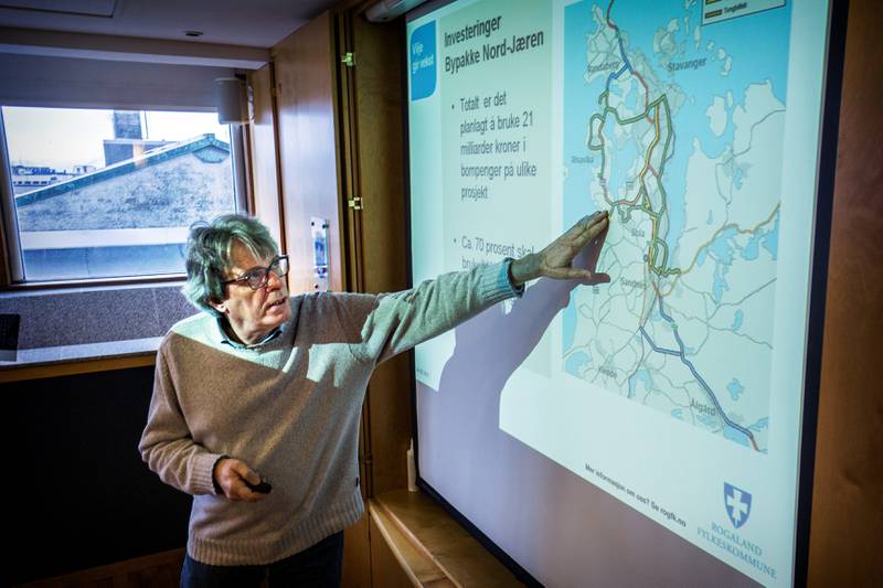 Samferdselssjef i Rogaland fylkeskommune, Gottfried Heinzerling, opplyser at dagens bompengepakke blir utvidet frem til den nye bompengepakken er klar til å settes i gang. Foto: Roy Storvik