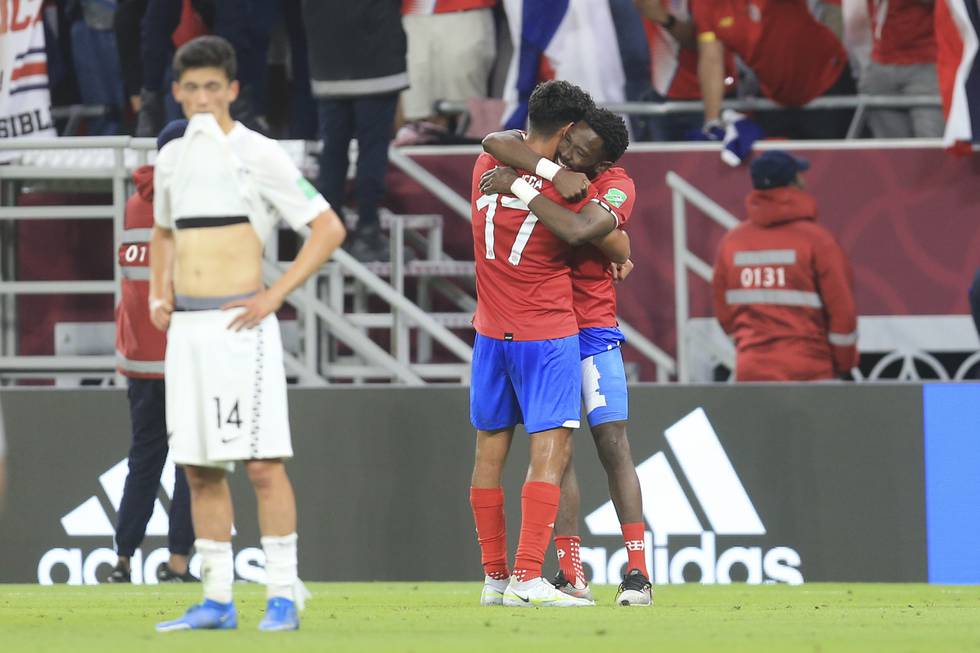 Costa Rica kunne feire VM-plass i fotball mens New Zealands spillere fortvilte etter å ha blitt siste lag som ble slått ut. Foto: Hussein Sayed, AP / NTB