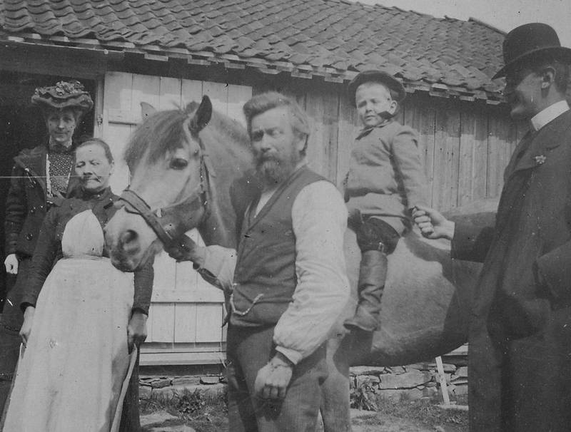 TIL HEST 1903: Her får godseier Thomas Th. Heftyes sønn Henrik seg en ridetur hos Gulbrand og a’Lava (Olava) på husmannsplassen Dalbak som lå under Sarabråten.