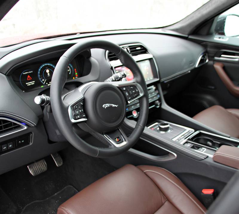 LIKT: Interiøret er likt det man finner i XE og XF. Det føles ikke like moderne som for eksempel Audi sitt nyeste.