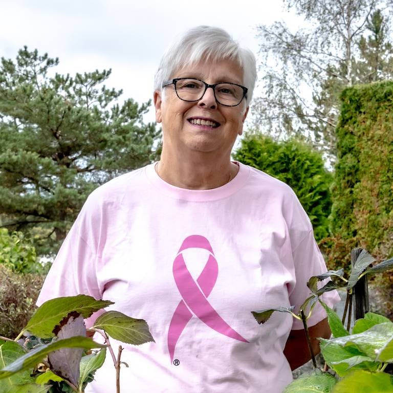 Merete Torgersen, leder i Brystkreftforeningen i Moss, i en lyserosa t-skjorte med sløyfemotiv på.