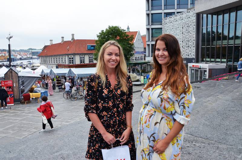 Magdalena Gola og Stine Gilje på handletur lørdag. Foto: Arne Birkemo