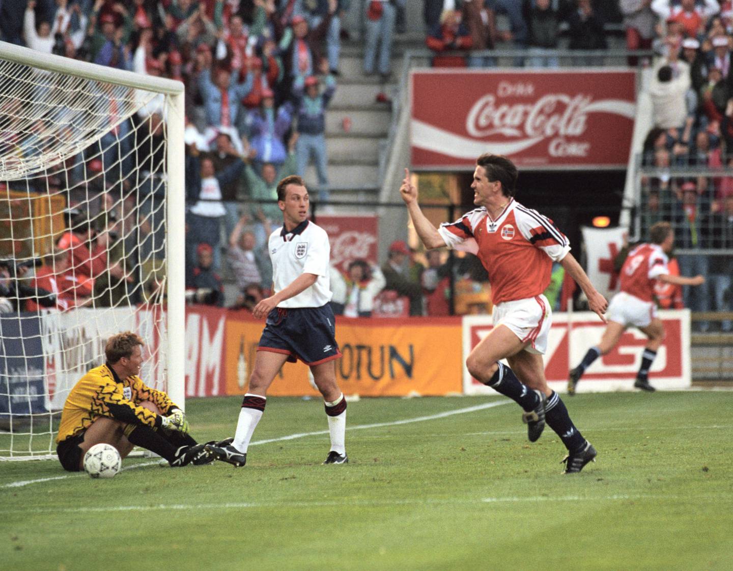 2.juni 1993. Øyvind Leonhardsen jubler etter å ha skåret Norges første mål mot England i VM-kvalifiseringskampen hjemme på Ullevaal Stadion. Norge vant kampen 2-0.