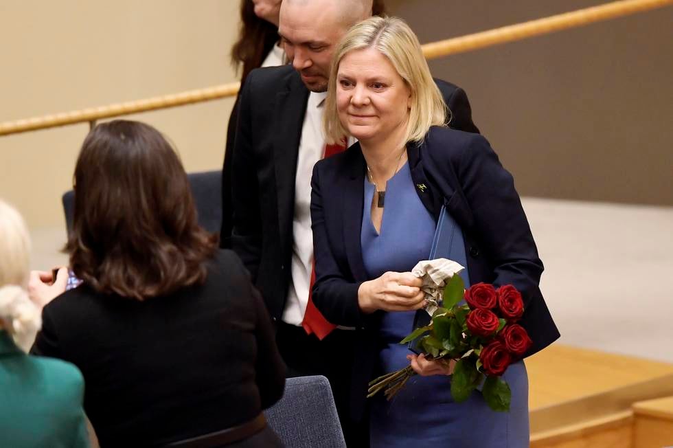 Sveriges finansminister Magdalena Andersson i Riksdagen etter at hun ble godkjent som ny statsminister i Sverige med knappest mulig margin onsdag. Foto: Erik Simander / TT / AP / NTB